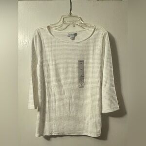 NWT-Liz Claiborne women’s white striped-textured lines, 3/4 top. Size medium.